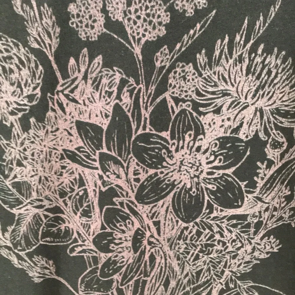 NWOT Black graphic tee Sz Medium cotton dark garden floral bouquet graphic Tee. - Picture 5 of 9